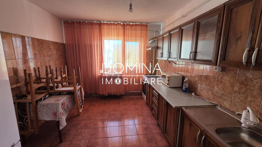 Vânzare apartament 3 camere, et. 2, situat în Rovinari, str. Plopilor - 5