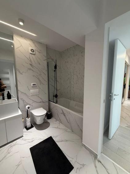 Apartament cu 3 camere semidecomandat în Parcul Carol