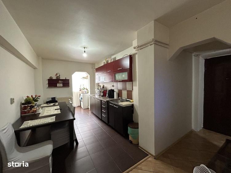 Apartament cu 3 camere decomandat în Eremia