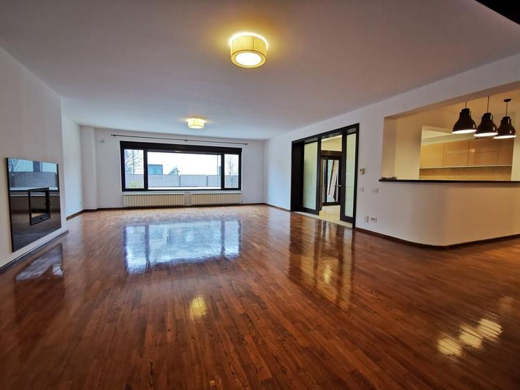 Casă individuală cu 6 camere cu Piscina în Iancu Nicolae