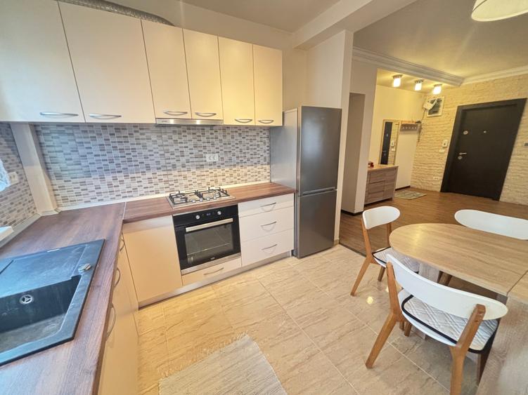 Apartament cu 3 camere semidecomandat, mobilat în Aradului