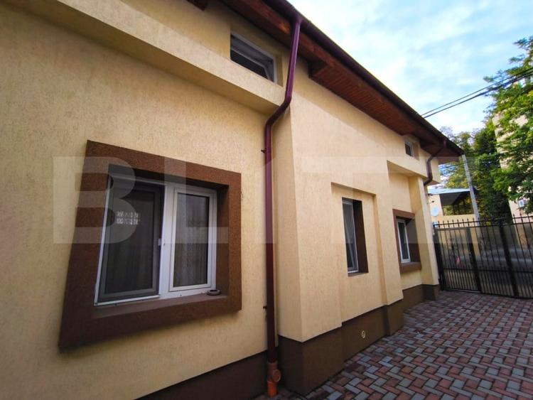 Casă individuală cu 7 camere cu Canalizare în Central