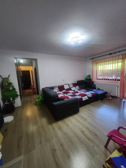 Apartament cu 3 camere semidecomandat, mobilat în Florești — fotografia 1