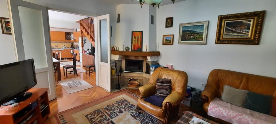 Casă individuală cu 7 camere cu Canalizare în Central