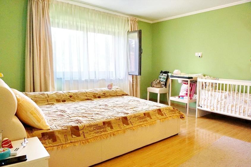 Casă individuală cu 7 camere cu Canalizare în Cristian