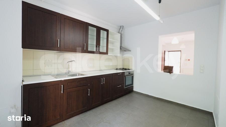Casă cu 5 camere cu Teren 200 Mp în Băneasa