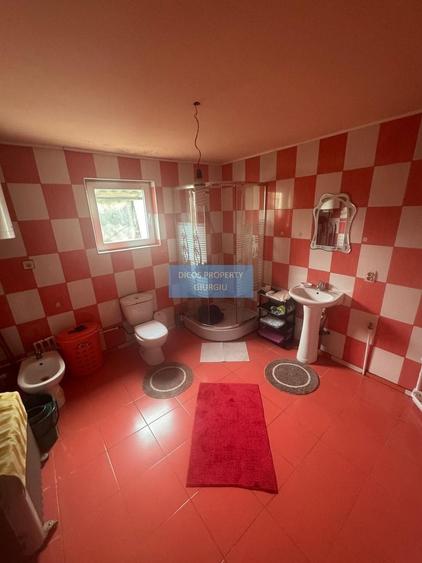 Casă individuală cu 3 camere cu Canalizare în Casa Cărții