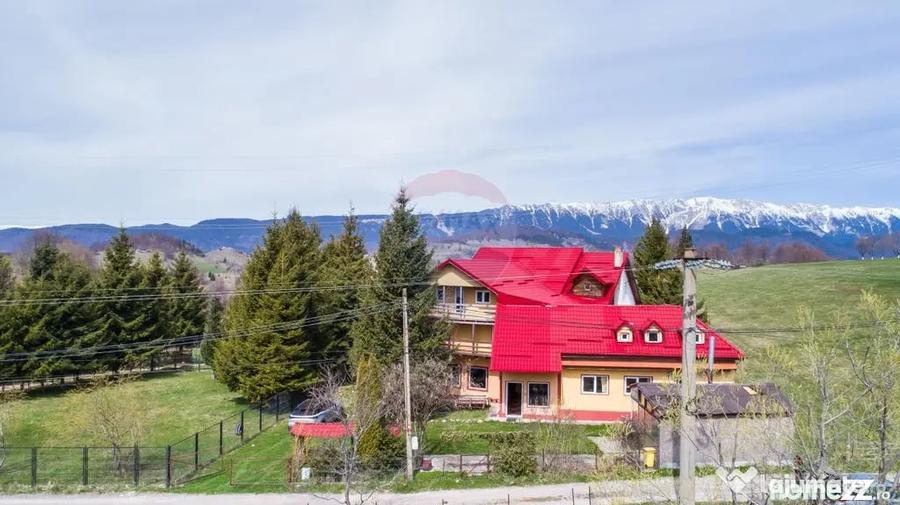 Casă cu 11 camere cu Teren 712 Mp în Fundata