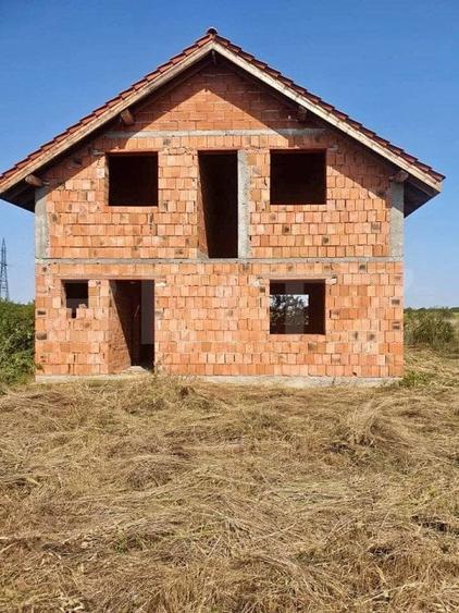 Casă individuală cu 6 camere cu Canalizare în Lazuri
