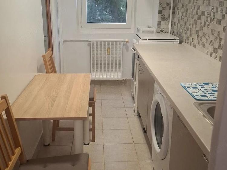 Garsonieră decomandată în Titan