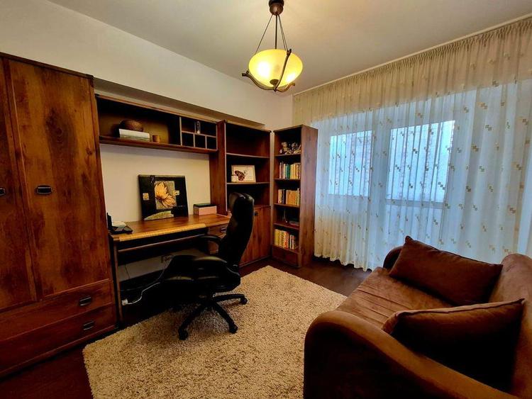 Apartament cu 4 camere decomandat în Nicolina