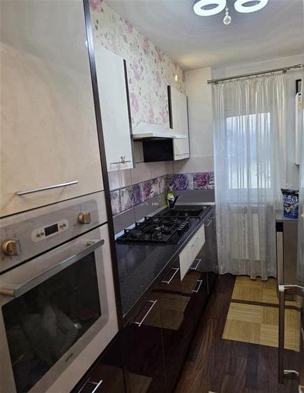 Apartament cu 3 camere semidecomandat, mobilat în Zimbru