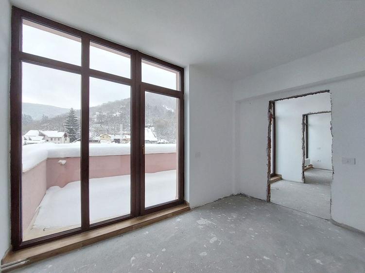 Penthouse cu 4 camere decomandat în Schei