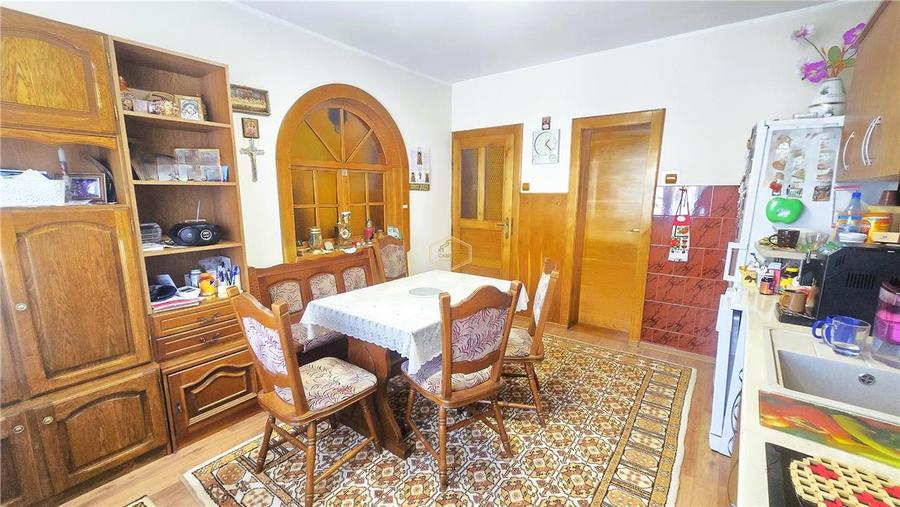 Casă individuală cu 7 camere cu Canalizare în Central