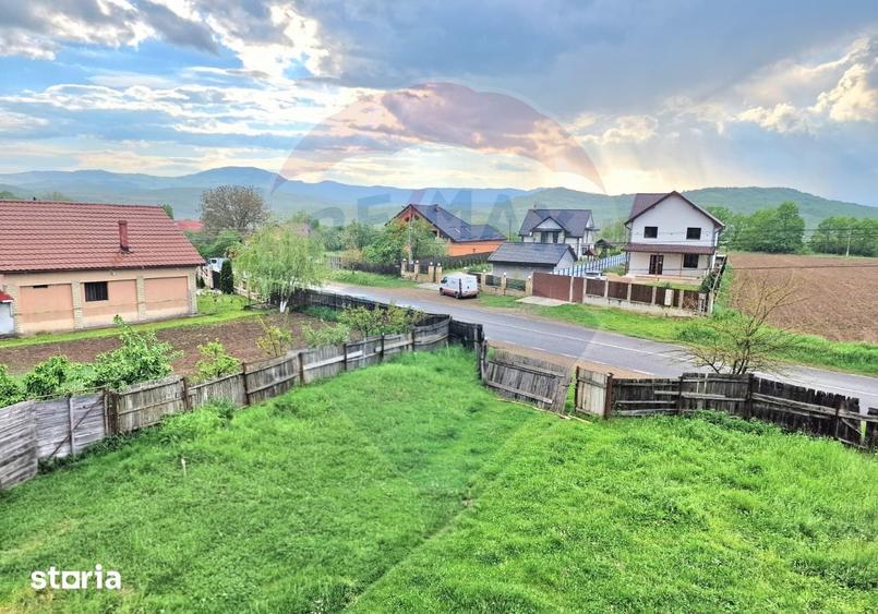 Casă cu 6 camere cu Teren 1476 Mp în Strugari