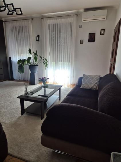 Apartament cu 3 camere semidecomandat în Dorobanți