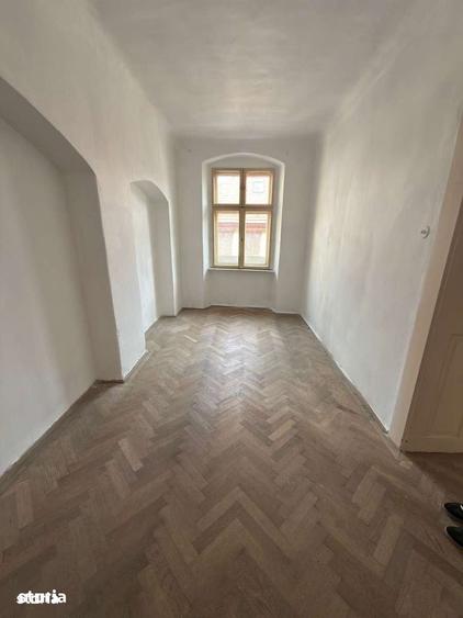 Casă cu 5 camere cu Teren 292 Mp în Tractorul