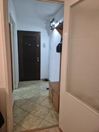 Apartament cu 2 camere semidecomandat în Craiovița Nouă