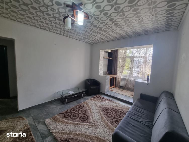 Apartament cu 3 camere decomandat în Podu Roș