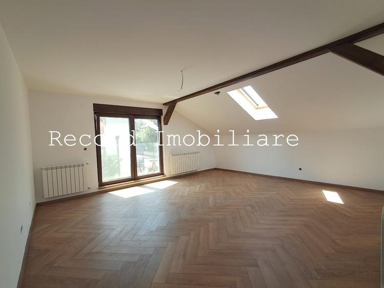 Duplex cu 6 camere cu Canalizare în Gruia