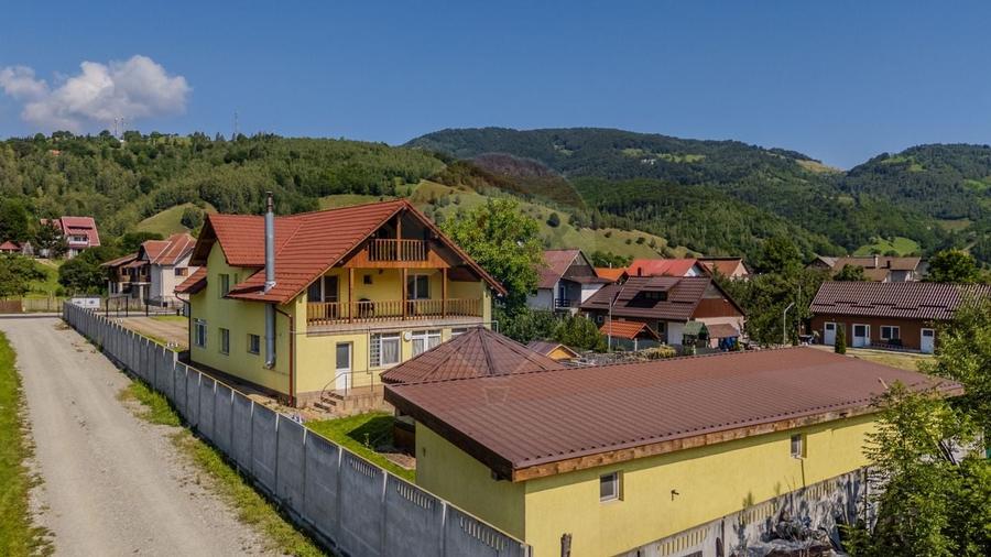 Casă cu 10 camere cu Teren 1074 Mp în Moieciu de Jos