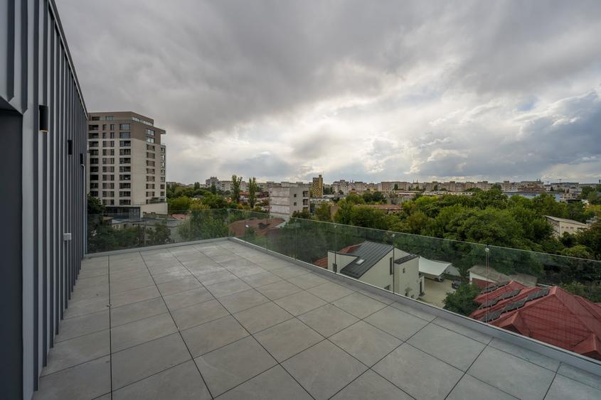 Penthouse cu 4 camere semidecomandat în Timpuri Noi