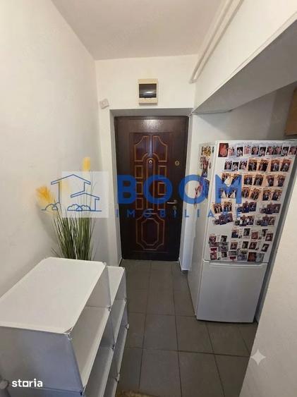 Apartament cu 3 camere semidecomandat, mobilat în Petrișor