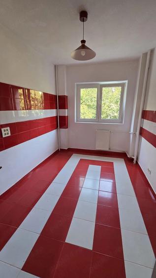 Apartament cu 4 camere semidecomandat în Teiul Doamnei