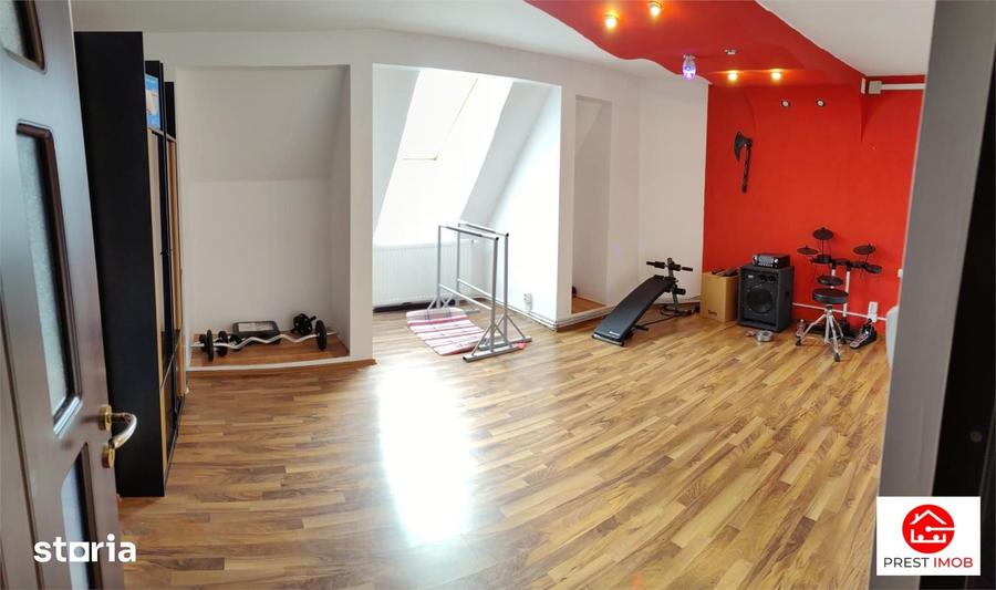 Casă cu 7 camere cu Teren 2667 Mp în Central