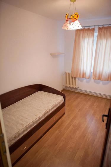 Apartament cu 3 camere decomandat în Canta