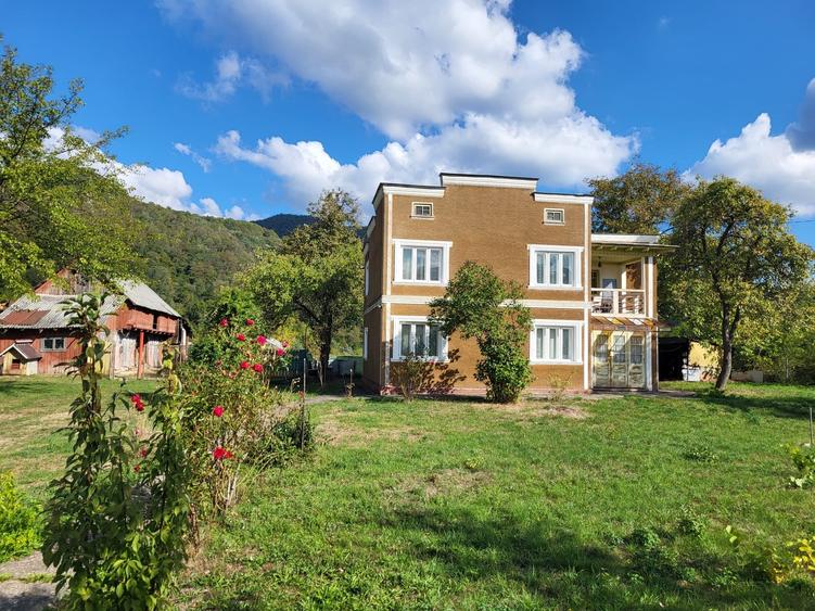 Casă individuală cu 6 camere cu Garaj în Vaduri