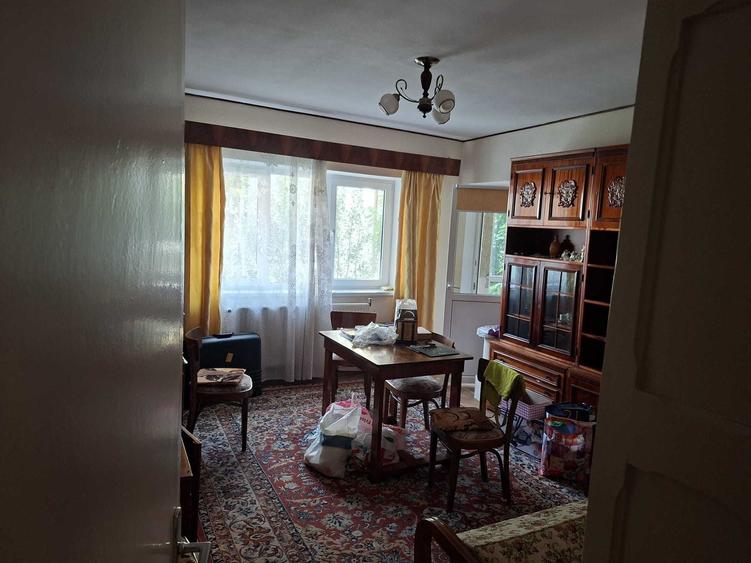 Apartament cu 3 camere decomandat în Est