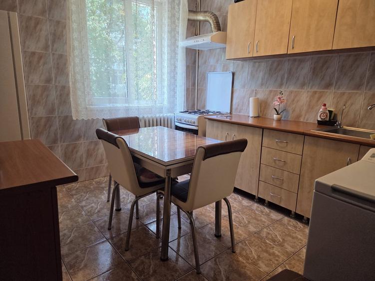 Apartament cu 2 camere decomandat, mobilat în Păcii