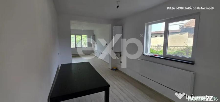 Casă cu 8 camere cu Teren 1388 Mp în Voinești