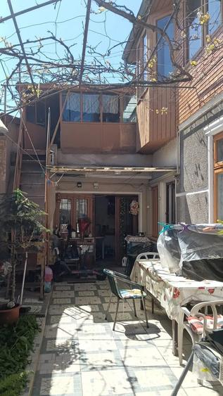 Casă cu 6 camere cu Canalizare în Central