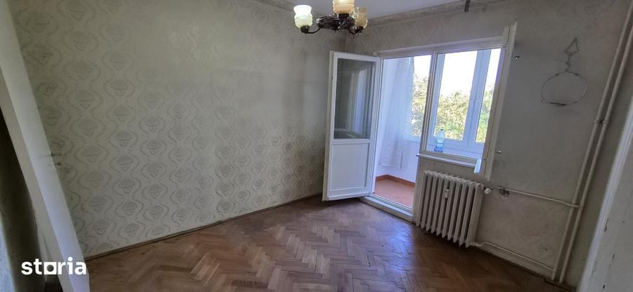 Apartament cu 3 camere semidecomandat în Circumvalațiunii