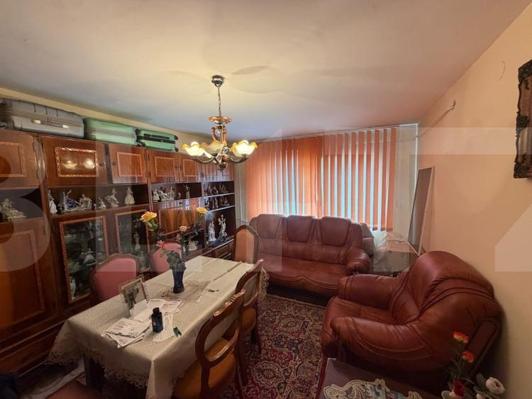 Apartament cu 3 camere decomandat, mobilat în Rovine