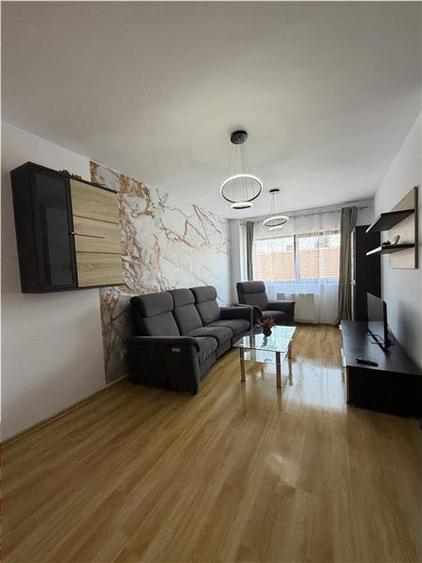 Apartament cu 3 camere semidecomandat, mobilat în Central