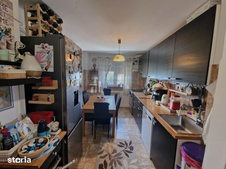 Apartament cu 4 camere semidecomandat în Berceni