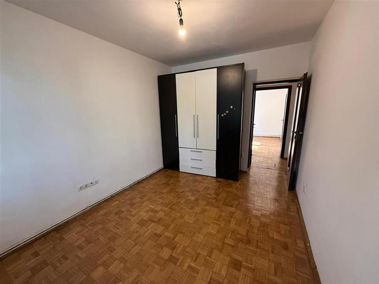 Apartament cu 4 camere decomandat în Hipodrom 2