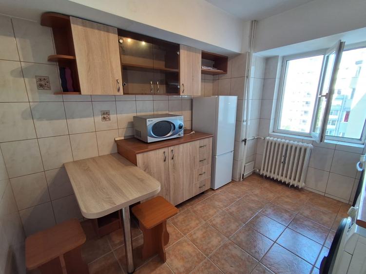 Apartament cu 2 camere semidecomandat, mobilat în Victoriei