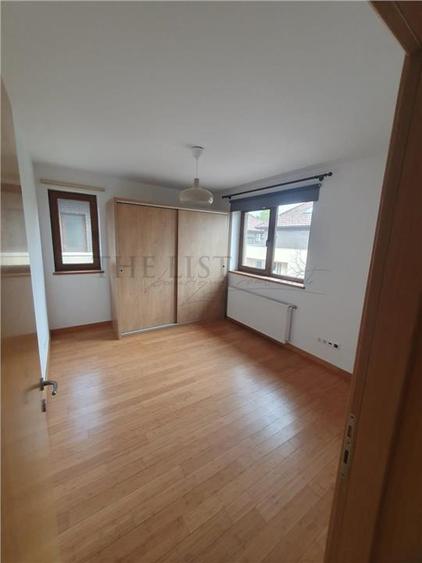Duplex cu 5 camere cu Teren 200 Mp în Est