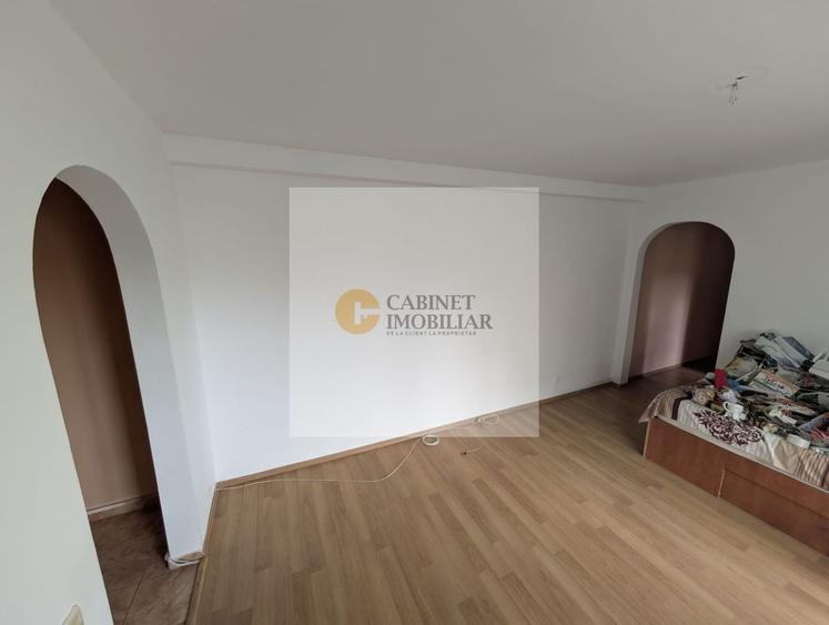 Apartament cu 3 camere semidecomandat în Gorjului