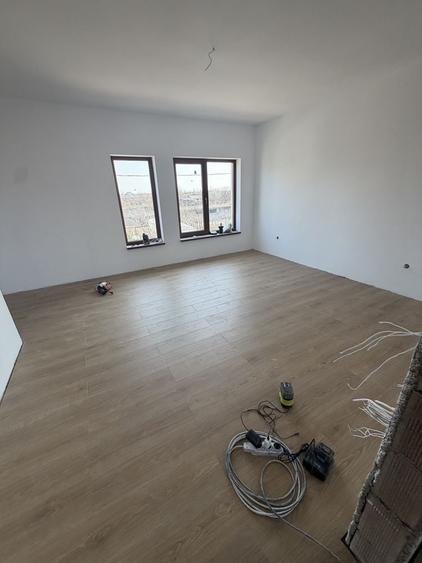 Casă cu 4 camere în Păulești