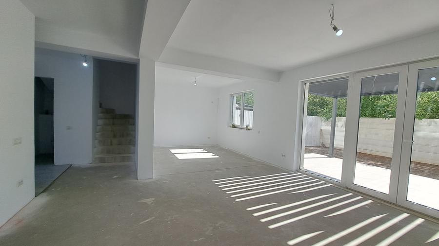 Casă cu 6 camere cu Canalizare în Andronache