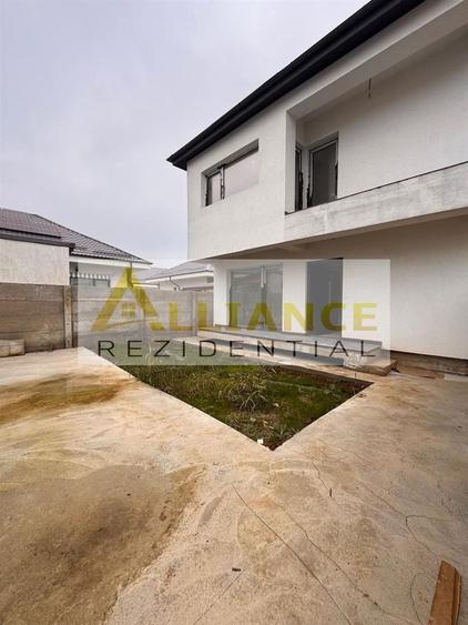 Duplex cu 4 camere decomandat cu Canalizare în Central