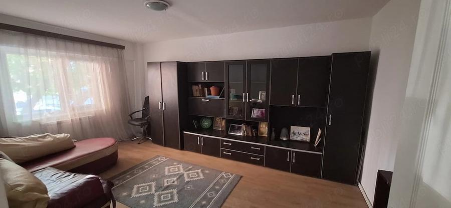 Apartament cu 3 camere decomandat în Vitrometan