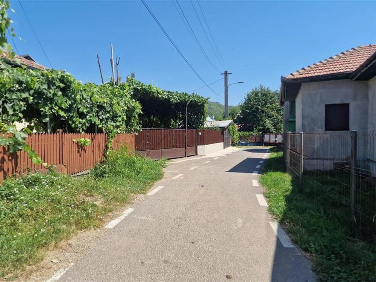 Casă individuală cu 3 camere cu Teren 2000 Mp în Malu Vânăt