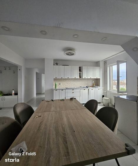 Apartament cu 3 camere decomandat în Rogerius