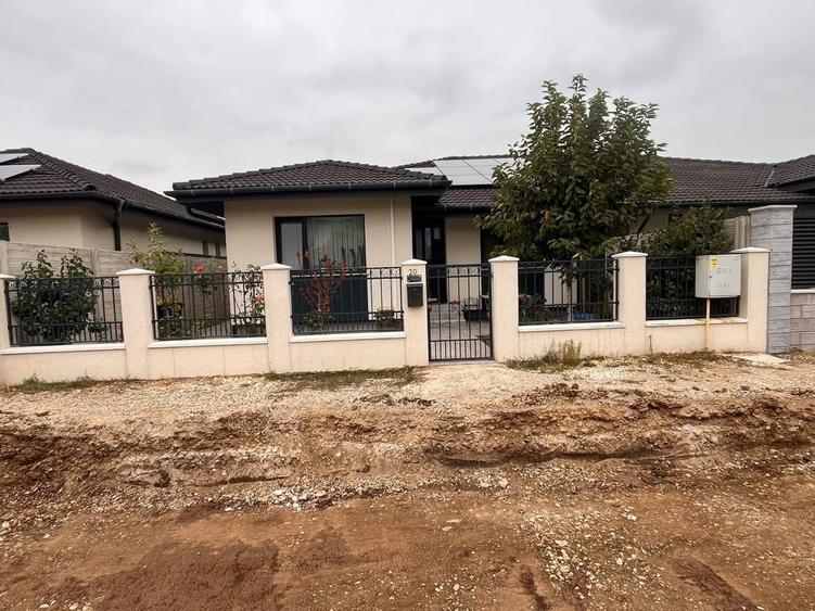 Casă cu 3 camere în Sântandrei